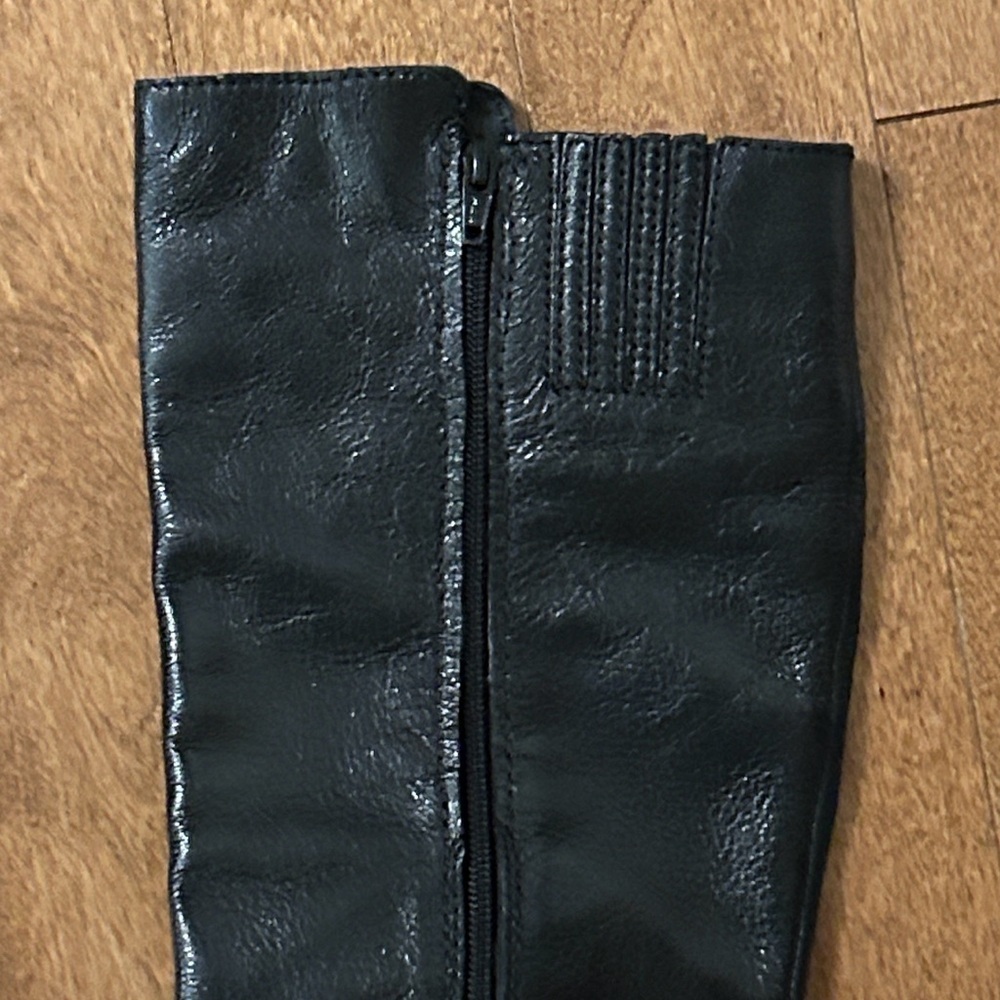 Michael Kors Sexy Black Knee High Boots with Gold Accents, size 7M - Picture 7 of 9